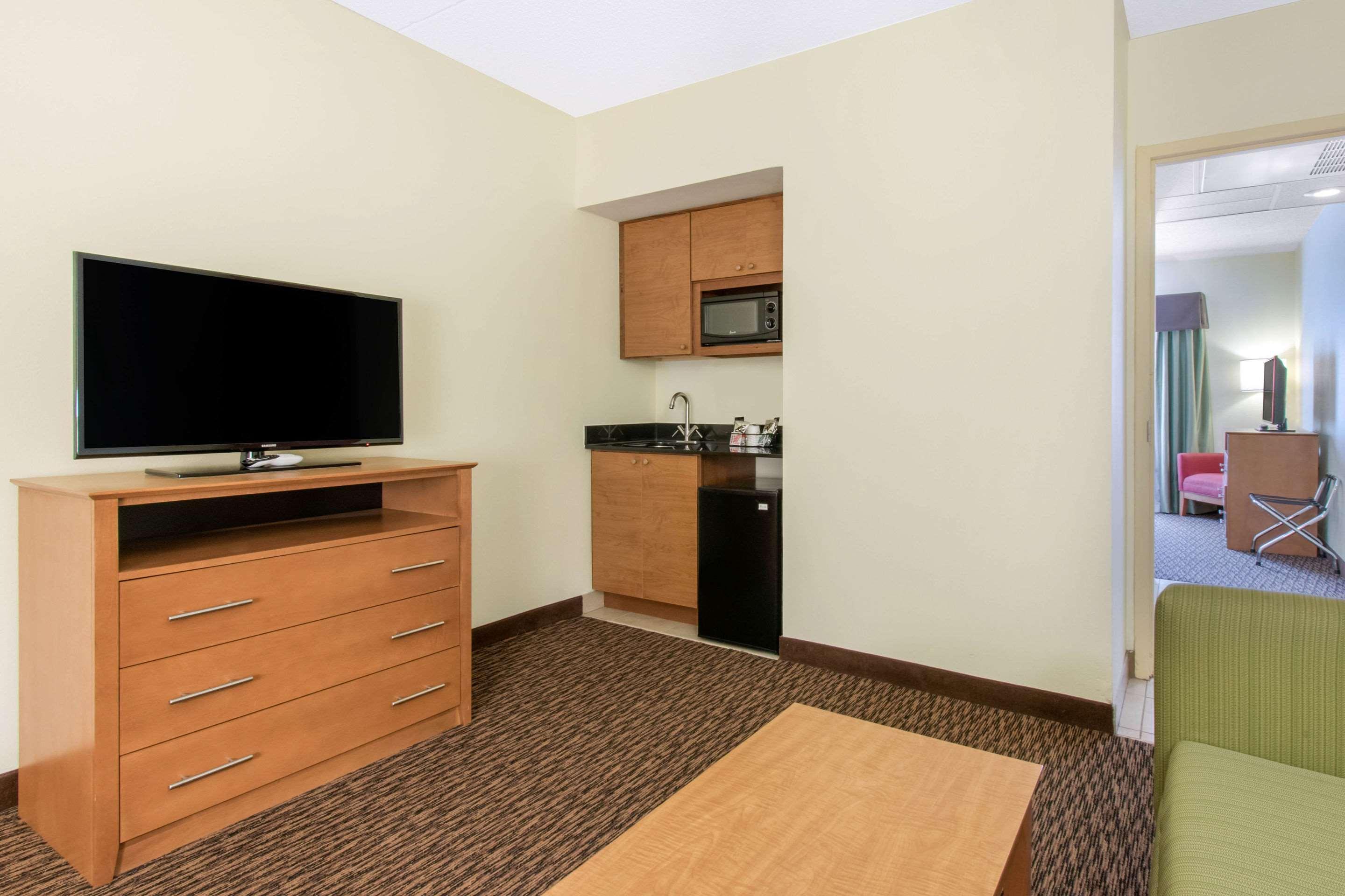 Clarion Hotel & Suites University-Shippensburg Eksteriør billede