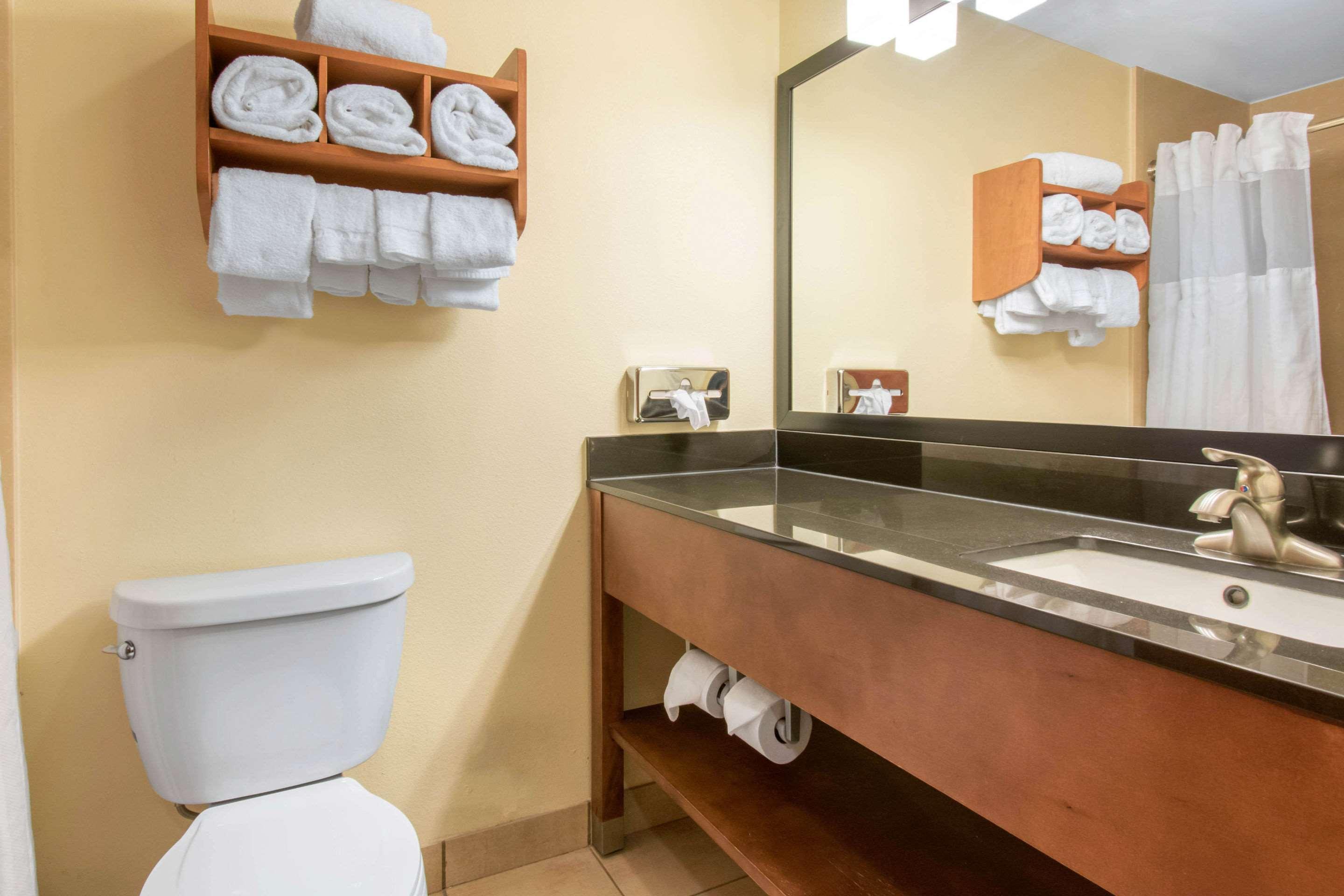 Clarion Hotel & Suites University-Shippensburg Eksteriør billede