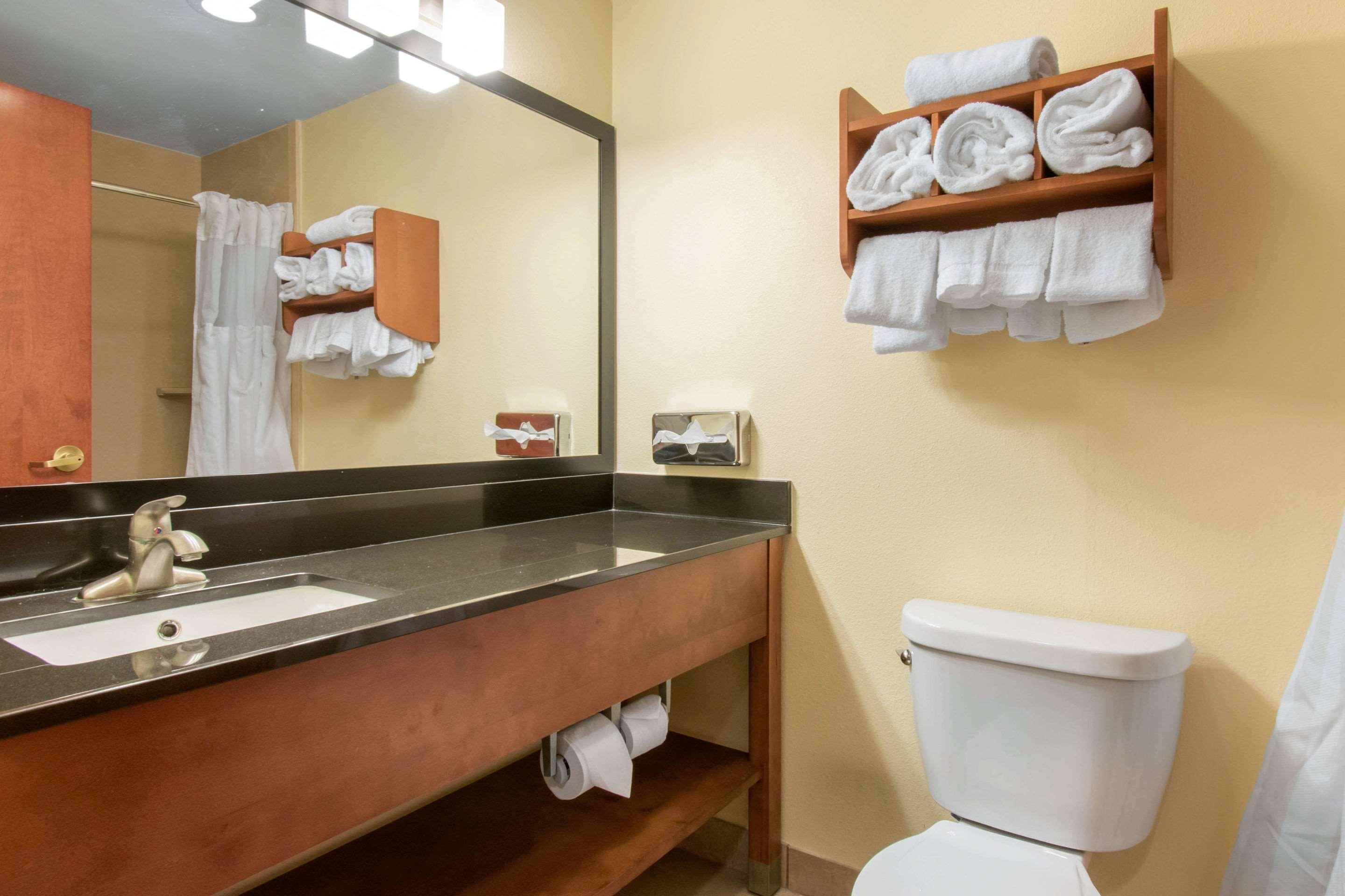 Clarion Hotel & Suites University-Shippensburg Eksteriør billede