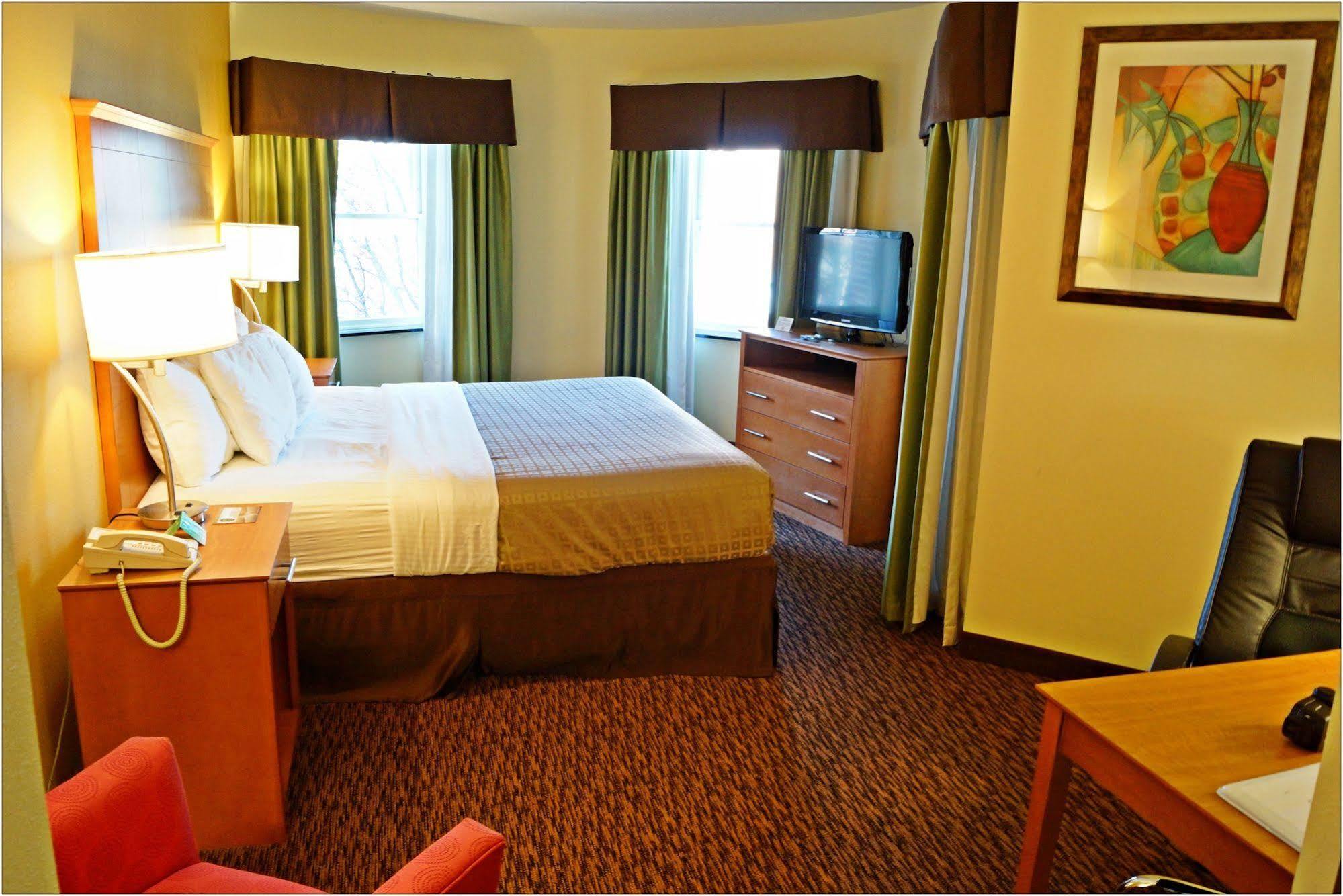 Clarion Hotel & Suites University-Shippensburg Eksteriør billede